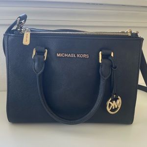 Double zipper inside Michael Kors handbag in black